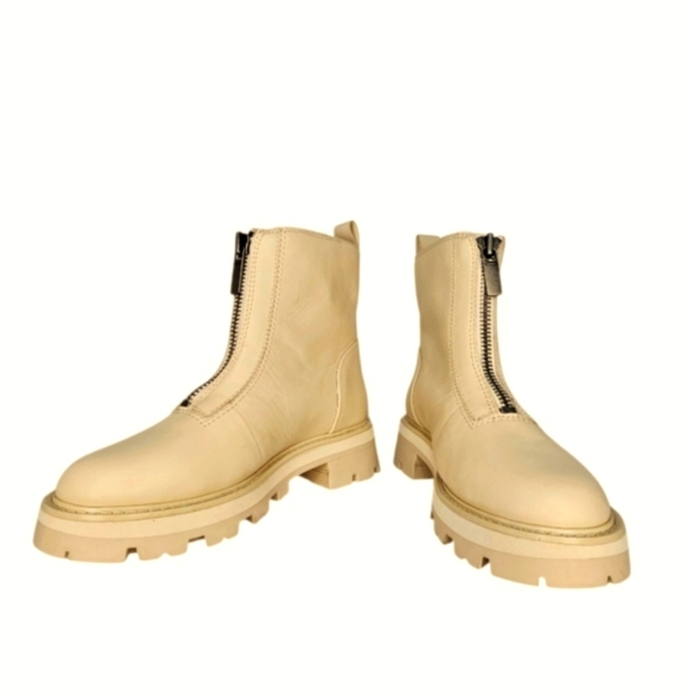 NWT. Gianni Bini x Nastia Luikin. Orig Price -$139. Size 6.5 M. Beige.